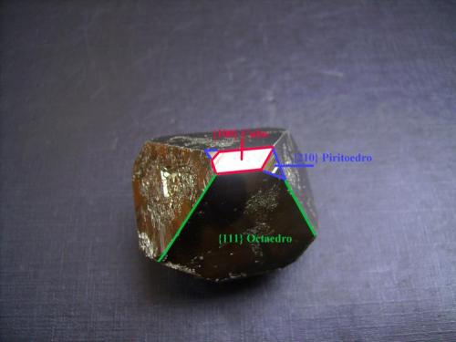 Pirita
Mina Huanzalá, Distrito de Huallanca, Provincia Dos de Mayo, Departamento de Huanuco, Perú
4 x 3,5 x 3,5 cm.
Esquema de las caras presentes en el cristal de pirita anterior. Predomina el octaedro {111}, pero aparece también el cubo y el piritoedro en cada vértice. (Autor: Antonio Alcaide)