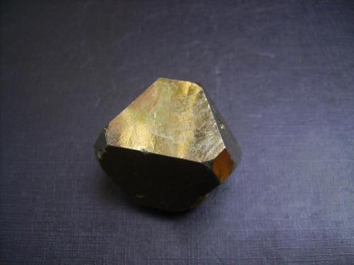 Pirita
Mina Huanzalá, Distrito de Huallanca, Provincia Dos de Mayo, Departamento de Huanuco, Perú
4 x 3,5 x 3,5 cm.
Cristal flotante de pirita con predominio de las caras del octaedro (Autor: Antonio Alcaide)