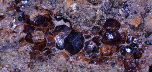 Grossularia (Grupo Granate)<br />El Carazal Mine, El Carazal, Cardes, Valle, Piloña, Comarca del Sueve, Principality of Asturias (Asturias), Spain<br />Cristal mayor 9 x 6 mm.<br /> (Autor: Quexigal)