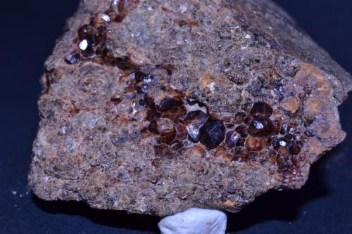 Grossularia (Grupo Granate)<br />Mina El Carazal, El Carazal, Cardes, Valle, Piloña, Comarca del Sueve, Principado de Asturias (Asturias), España<br />Cristal mayor 9 x 6 mm.<br /> (Autor: Quexigal)