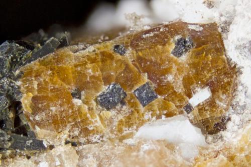 Petarasite
Poudrette quarry (Demix quarry; Uni-Mix quarry; Desourdy quarry; Carrière Mont Saint-Hilaire), Mont Saint-Hilaire, Rouville RCM, Montérégie, Québec, Canada
FOV=5mm (Author: Doug)