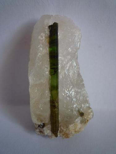 Elbaita (variedad Verdelita).
Minas Gerais, Brasil.
Muestra de 9 x 3,5 cm.
Cristal de Elbaita de 7 x o,6 cm. en matriz de Cuarzo. (Autor: Rafael varela olveira)