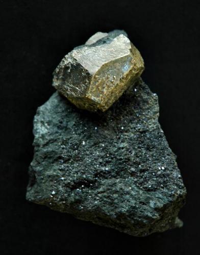 Pirita sobre magnetita.
Concesión "San Carlos", nº 12557. Valuengo, Jerez de los Caballeros, Badajoz, Extremadura, España.
Cristal de 4 x 4 cm. (Autor: Antonio Carmona)