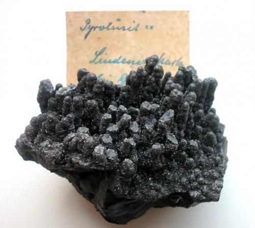 Pyrolusite
Lindener Mark, Gießen, Hesse, Germany.
7 x 5 cm
Stalagmites consisting of small but sharp crystals, classic material from the most important manganese oxide mining area. (Author: Andreas Gerstenberg)