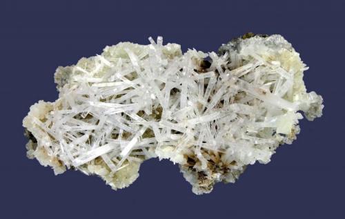 Natrolite and prehnite
Millington Quarry, Bernards Township, Somerset Sounty, New Jersey, USA
8.8 x 5 cm
Translucent natrolite crystals to 2.8 cm on prehnite (Author: Frank Imbriacco)