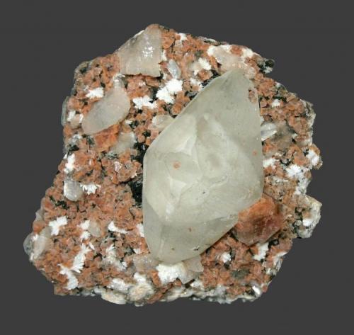 Calcite, heulandite and chabazite
Upper New Street quarry, Paterson, Passaic County, New Jersey, USA
9.3 x 9.1 cm
A 6.4 cm doubly terminated calcite on chabazite (Author: Frank Imbriacco)