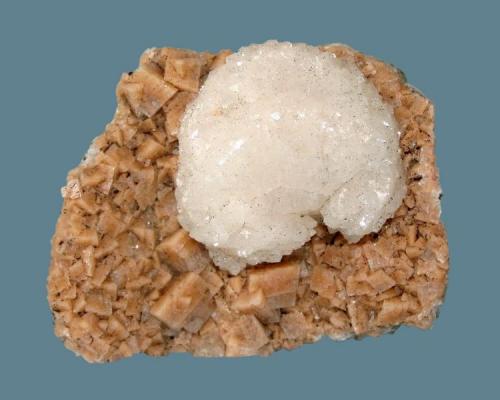 Heulandite and chabazite
Upper New Street quarry, Paterson, Passaic County, New Jersey, USA
10 x 8 cm
A 5.7 cm crab-shaped heulandite crystal on chabazite (Author: Frank Imbriacco)