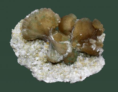 Stilbite and quartz
Upper New Street quarry, Paterson, Passaic County, New Jersey, USA
9.8 x 7.8 cm
A 5.5 cm pinched bow tie on quartz (Author: Frank Imbriacco)