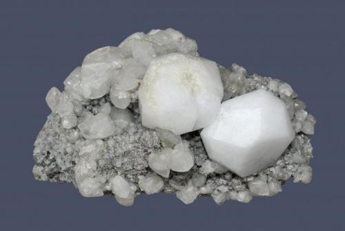 Analcime and calcite
Prospect Park Quarry, Prospect Park, Passaic County, New Jersey, USA
9.3 x 5.9 cm
Analcime crystals to 3.1 cm with calcite (Author: Frank Imbriacco)
