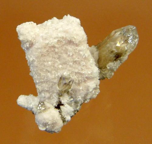 Calcite and oyelite
N’Chwaning Mines, Kuruman, Kalahari manganese fields, Northern Cape, South Africa
23 x 18 mm (Author: Pierre Joubert)
