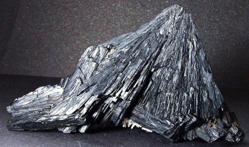 Hedenbergite.
South Mountain District, Owyhee Co, Idaho, USA.
70 x 40 mm (Author: nurbo)