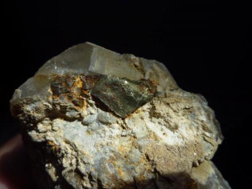 Calcopirita en Cuarzo.
minas de San Finx, Vilacoba, Lousame, A Coruña, Galicia, España.
Muestra de 6 x 4,5 x 5 cm. (Autor: Rafael varela olveira)