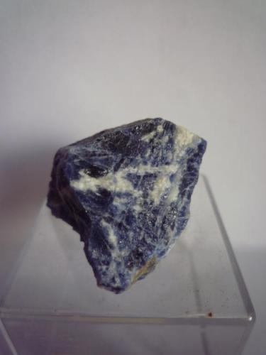 Sodalita (Feldespatoides).
Mont- Saint- Hilaire, Québec, Canadá.
4,5 x 5 x 4,5 cm. (Autor: Rafael varela olveira)