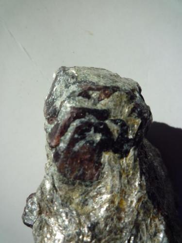 Almandino (Granate) en matriz.
Mina de Bama, Touro, A Coruña, Galicia, España.
8,5 x 5 x 3,5 cm.
Cristal de Granate 3,3 x 3,3 cm.
Detalle de la muestra anterior. (Autor: Rafael varela olveira)