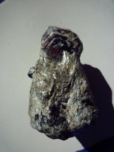 Almandino (Granate) en matriz.
Mina de Bama, Touro, A Coruña, Galicia, España.
Muestra de 8 x 5 x 3,5 cm.
Cristal de granate 3,3 x 3,3 cm. (Autor: Rafael varela olveira)