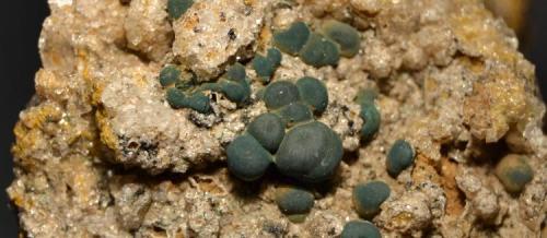 Malaquita sobre dolomita<br />El Coriellu Mine, El Coriellu, San Cosme de Llerandi, Parres, Comarca del Sueve, Principality of Asturias (Asturias), Spain<br />10 x 7 cm.<br /> (Autor: Quexigal)