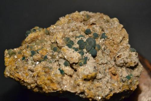 Malaquita sobre dolomita<br />El Coriellu Mine, El Coriellu, San Cosme de Llerandi, Parres, Comarca del Sueve, Principality of Asturias (Asturias), Spain<br />10 x 7 cm.<br /> (Autor: Quexigal)