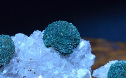Malaquita sobre cuarzo<br />El Coriellu Mine, El Coriellu, San Cosme de Llerandi, Parres, Comarca del Sueve, Principality of Asturias (Asturias), Spain<br />0,60 cm.<br /> (Autor: Quexigal)