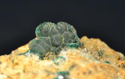 Malaquita<br />Teresita Mine (Aramo Mine; Texeo Mines), Llamo, Riosa, Comarca de Oviedo, Principality of Asturias (Asturias), Spain<br />3 x 2 cm.<br /> (Autor: Quexigal)