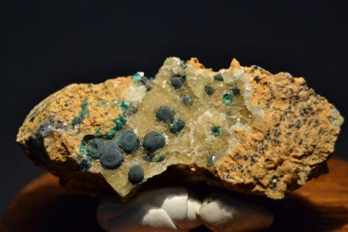 Malaquita sobre dolomita<br />Teresita Mine (Aramo Mine; Texeo Mines), Llamo, Riosa, Comarca de Oviedo, Principality of Asturias (Asturias), Spain<br />8 x 4 cm.<br /> (Autor: Quexigal)