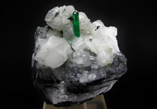 Berilo ( Esmeralda )
Mina Chivor - Chivor - Boyacá - Colombia
7.2 x 6 cm - Cristal de 1.7 cm (Autor: Diego Navarro)