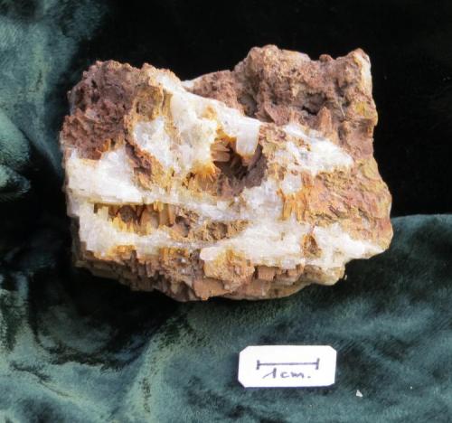 Thomsenolita (y quizás Pachnolita)
Ivigtut, Groenlandia
5,5 x 4,5 x 4,5 cm
masiva y en cristales.
La superficie tiene una capa de óxidos de hierro, típico en muchas piezas de Ivigtut. (Autor: Kaszon Kovacs)