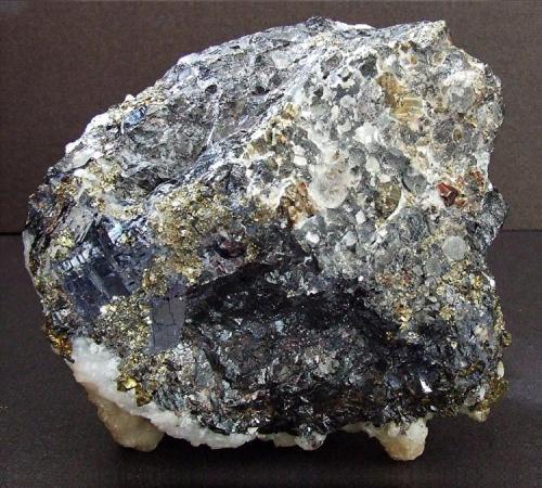 Dolomite on Galena and Chalcopyrite.
Boldut Mine, Cavnic, Maramures, Rumania.
90 x 70 mm (Author: nurbo)
