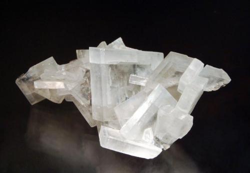 Barite
Androvo Mine, Erma Reka, Zlatograd District, Smolyan Oblast, Bulgaria
4,2 x 6.3 cm.
Colorless zoned barite crystals with chisel-shaped terminations. Mined in November 2006. (Author: crosstimber)