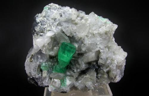 Berilo ( Esmeralda )
Mina Chivor - Chivor - Boyacá - Colombia
7.2 x 6 cm - Cristal de 2.2 cm (Autor: Diego Navarro)