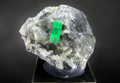 Berilo ( Esmeralda )
Mina Chivor - Chivor - Boyacá - Colombia
5.5 x 4.2 cm - Cristal de 1.3 cm (Autor: Diego Navarro)