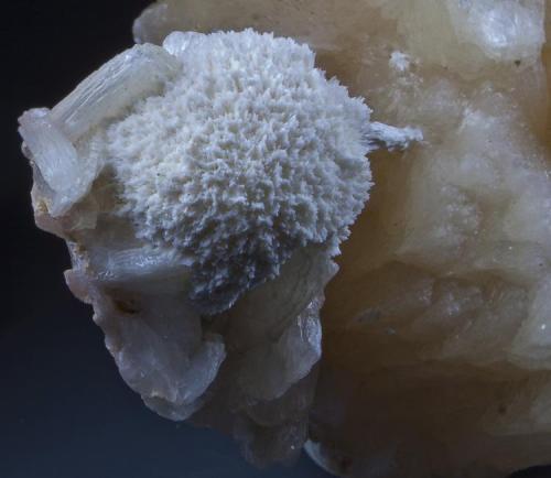 Stilbite and Mordenite
Jalgaon District, Maharashtra, India
13x13 cm.
Fot. & Col. Juan Hernandez.
Adquired in November of 2010.

Mordenite crystal size: 4 cm.

Detail of the previous specimen (Author: supertxango)