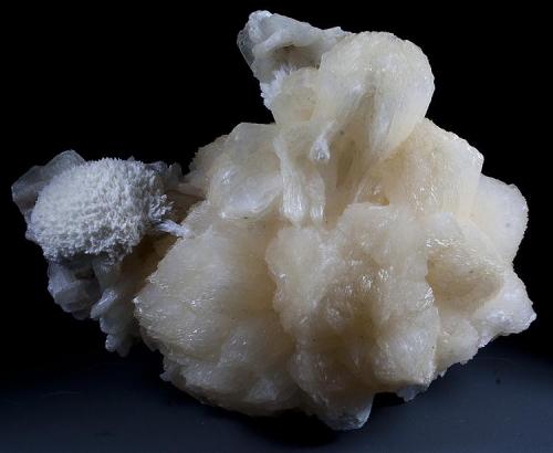 Stilbite and Mordenite
Jalgaon District, Maharashtra, India
13x13 cm.
Fot. & Col. Juan Hernandez.
Adquired in November of 2010.

Mordenite crystal size: 4 cm. (Author: supertxango)