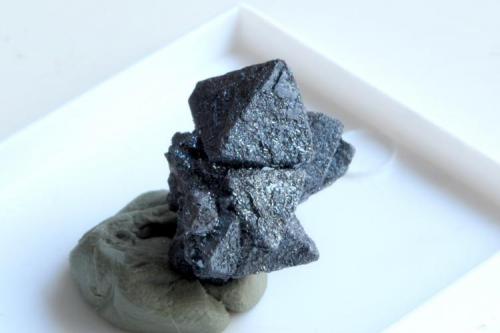 Hematites sobre Magnetita.
Volcan Payún, Altiplano de Payún Matru, Malargüe Department, Mendoza, Argentina.
Medidas pieza: 2,3x2,1x1,5 cm. (Autor: Sergio Pequeño)