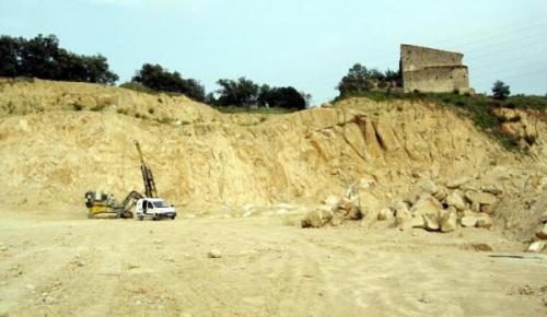 Drill workings in an area where blasting will be done in a few days. David Soler photo, September 2005. (Author: Joan Rosell)