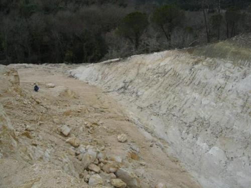 One of the railroad new outcrops. Left: medium to coarse grained leucogranite which has yielded crystallized minerals. Lower right: Miocene arkoses. Upper right: Miocene basalt lava flows, without mineralogical interest. (Author: davidsoler)