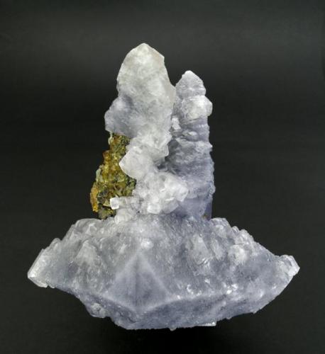 The base is a crystal of Calcite, a doubly terminated and twinned scalenohedron. A second generation of Calcite forming parallel groups of very bright crystals and with more complex forms has grown on it. The sample is crowned by a group of cubic crystals (Author: Joan Rosell)