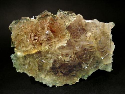 Group of cubic crystals very bright, with inner zones of color. With small laminar crystals of blue Barite on the back.
Moscona Mine (Author: Joan Rosell)