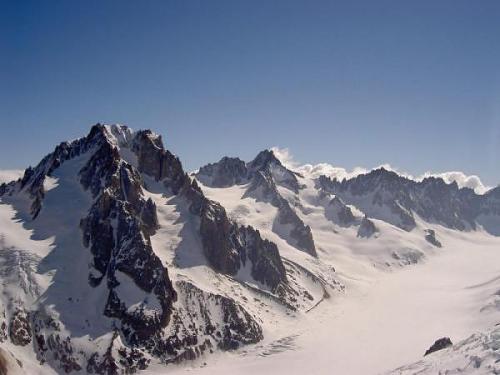 From left to right: Aiguille(s) d’Argentières (3902m) above glacier du Chardonnet and glacier du milieu, Col du Tour Noir (3535m) above glacier des Améthystes, Aiguille de l’A Neuve (3753m) and le Tour Noir (3937m) above glacier du Tour Noir, Col d’Argent (Author: Joan Rosell)