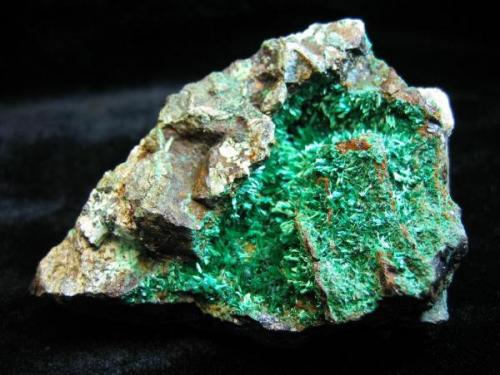 Radial and very thick Malachite groups formed by very thin acicular crystals
Size: 8*6*4.6 cm  From TongLu Mountain Mine of DaYe (Author: EastCulture)