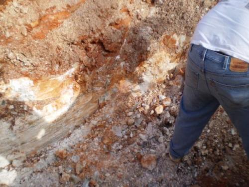 Digging underneath the quartz core (Author: Jason)