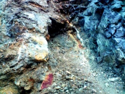 The find in situ, in the 1st level - 3° ribaine in the Rivet Quarry, Peyrebrune, Réalmont, Tarn
France. 
The vug had 3-4 square meters. (Author: Jordi Fabre)