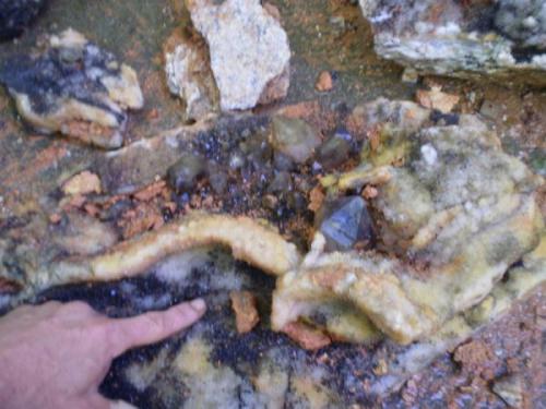 Big plate-uncleaned/black manganese coating on crystals (Author: Jason)