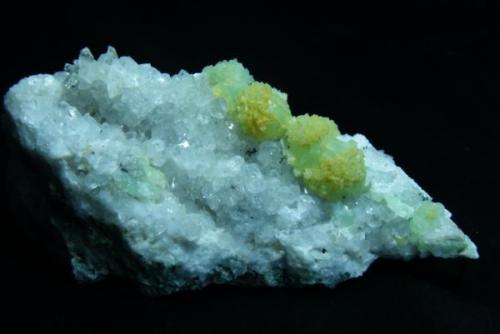 Prehnite with Quartz 12 x 5 x 6 cm. (Author: taoxue)