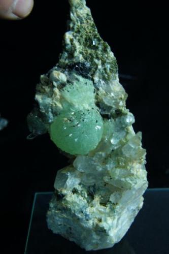 Prehnite with Quartz 11 x 5 x 5 cm. (Author: taoxue)