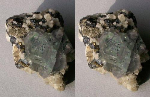 Stereo view onto the top of the specimen. The interior is very pale green and perfectly transparent. (Note that the cube(001) face is "standing on end" as it were, its edges at 45° to the axes.) (Author: Gerhard Niklasch)