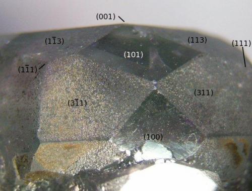 Side view (taken through the microscope), faces labelled with their Miller indices. Field of view 15x11.5mm. (Author: Gerhard Niklasch)