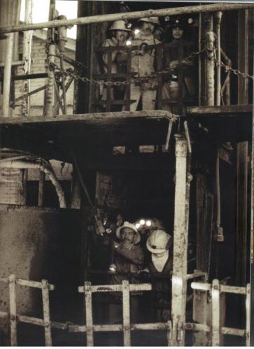 Cage of two levels, for transportation of personnel inside the mine,  San José La Rica mine, Real del Monte, Hidalgo, México (1990) 
Fotografía: David Maawad, publicada en "Una visión de la Minería" núm 86 (Author: Luis Domínguez)