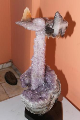 Amethyst stalactite with about 1 meter tall, with calcite (Author: silvio steinhaus)