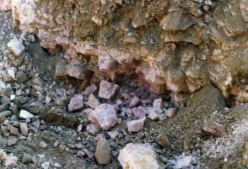 Signs of the appearance of the rose Quartz (Author: jesus balmaseda)