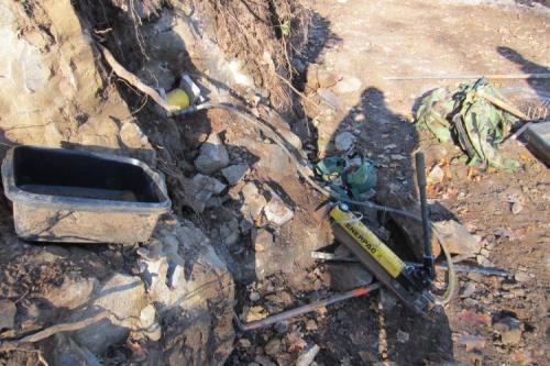 The pump section. The shims are aluminum as it deforms into the rock rather than slipping. We have  60 and 100 ton models-great help. (Author: vic rzonca)